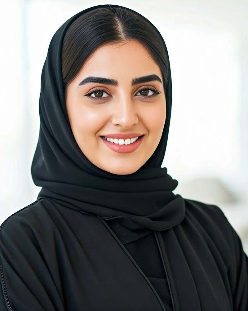 beautiful emirati woman in traditional dubai clothing