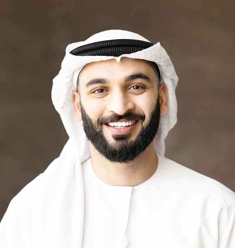 handsome emirati man in traditional clothing